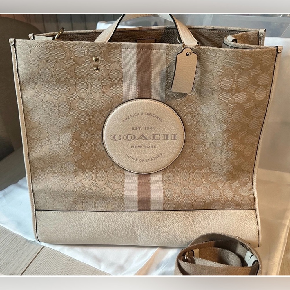Coach Dempsey Tote Bag 40 In Signature Jacquard With Stripes EUC - Picture 4 of 9